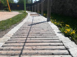 Piratenspielplatz Langenzenn, Wasserspielplatz in Mittelfranken, Besonderer Spielplatz, Ausflug für Familien im Sommer, Barfußpfad