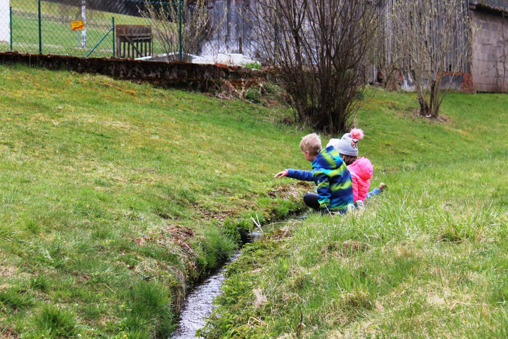 Spielplatz-Tour durch Dietenhofen zur Burgruine Leonrod, Familien-Wanderung in Franken mit Kindern